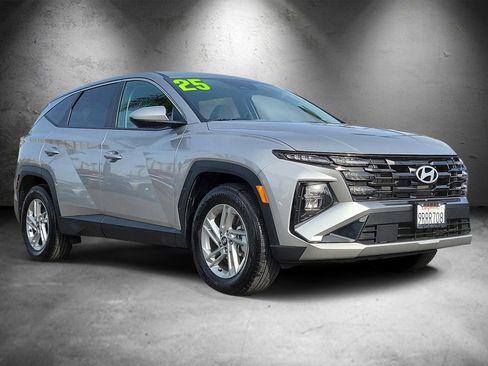 Certified 2025 Hyundai Tucson SE image 2