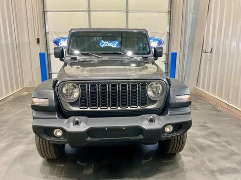 Used 2025 Jeep Wrangler Sport AWD/4WD image 3