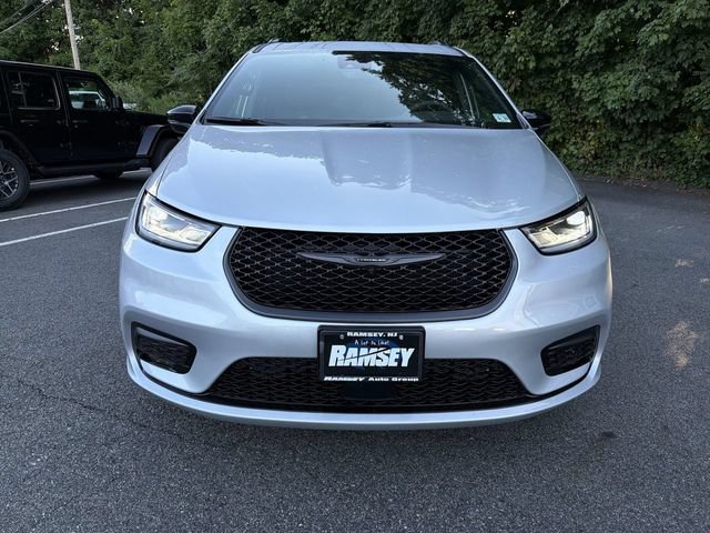 New 2026 Chrysler Pacifica Select w/ S Appearance Package AWD/4WD image 3