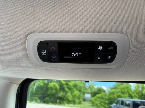 Used 2023 Chrysler Pacifica Touring-L FWD image 13