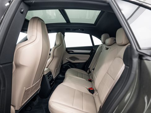 Certified 2025 Porsche Macan 4S Electric AWD/4WD image 24