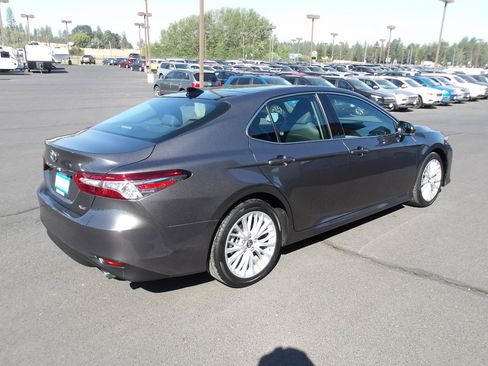 Used 2019 Toyota Camry XLE w/ Navigation Package FWD image 5