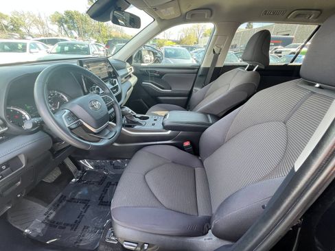 Used 2025 Toyota Highlander LE FWD image 29
