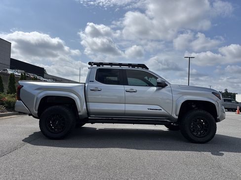 Used 2025 Toyota Tacoma SR5 AWD/4WD image 11
