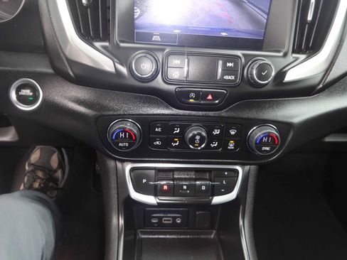 Used 2023 GMC Terrain SLT image 17