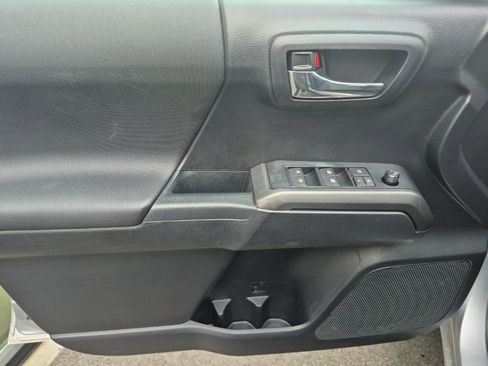 Used 2021 Toyota Tacoma TRD Off-Road w/ Technology Package image 15