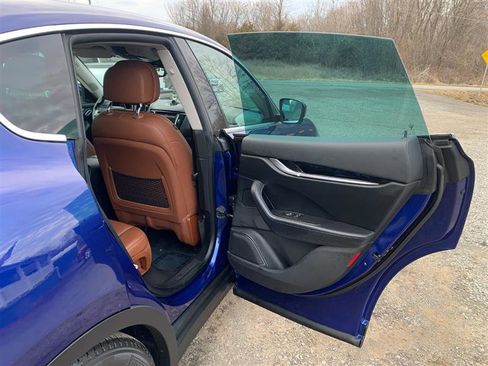 Used 2017 Maserati Levante image 37
