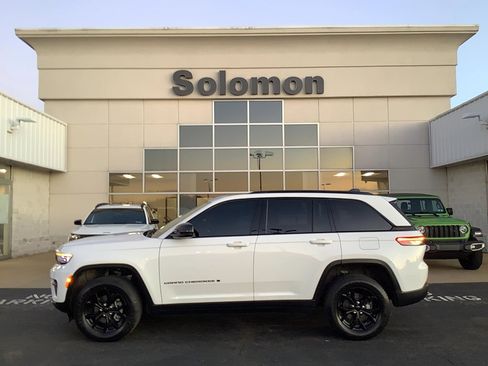 Certified 2025 Jeep Grand Cherokee Altitude image 1