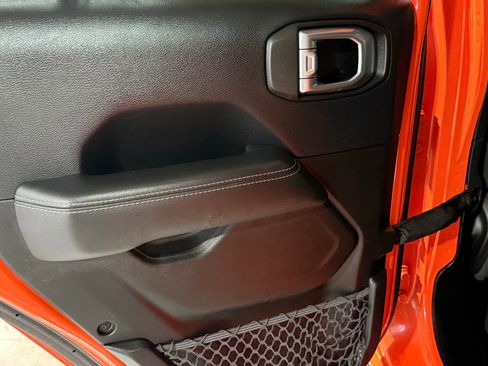 Used 2018 Jeep Wrangler Unlimited Sahara image 32