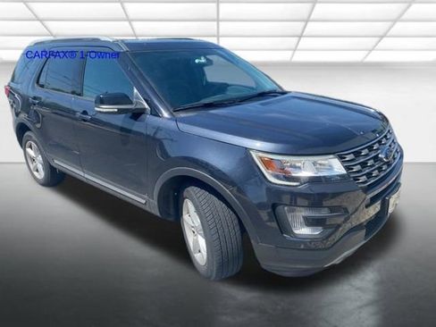 Used 2017 Ford Explorer XLT w/ Equipment Group 202A AWD/4WD image 4