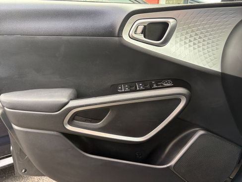 Used 2025 Kia Soul LX w/ LX Technology Package FWD image 18