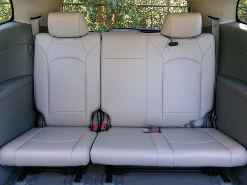 Used 2009 Chevrolet Traverse LT image 34