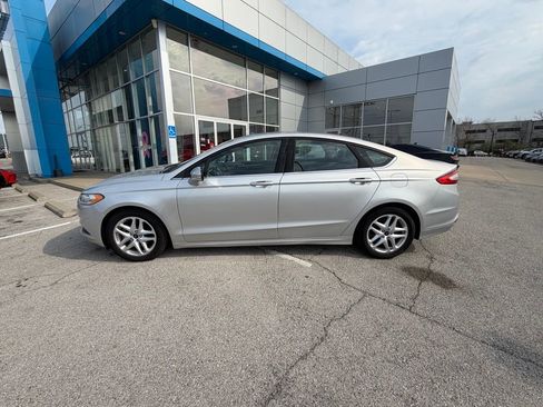Used 2015 Ford Fusion SE image 2