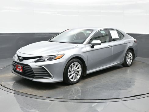 Used 2023 Toyota Camry LE image 2