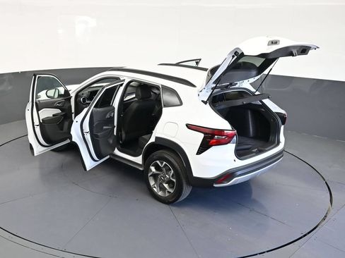 Used 2025 Chevrolet Trax LT FWD image 14