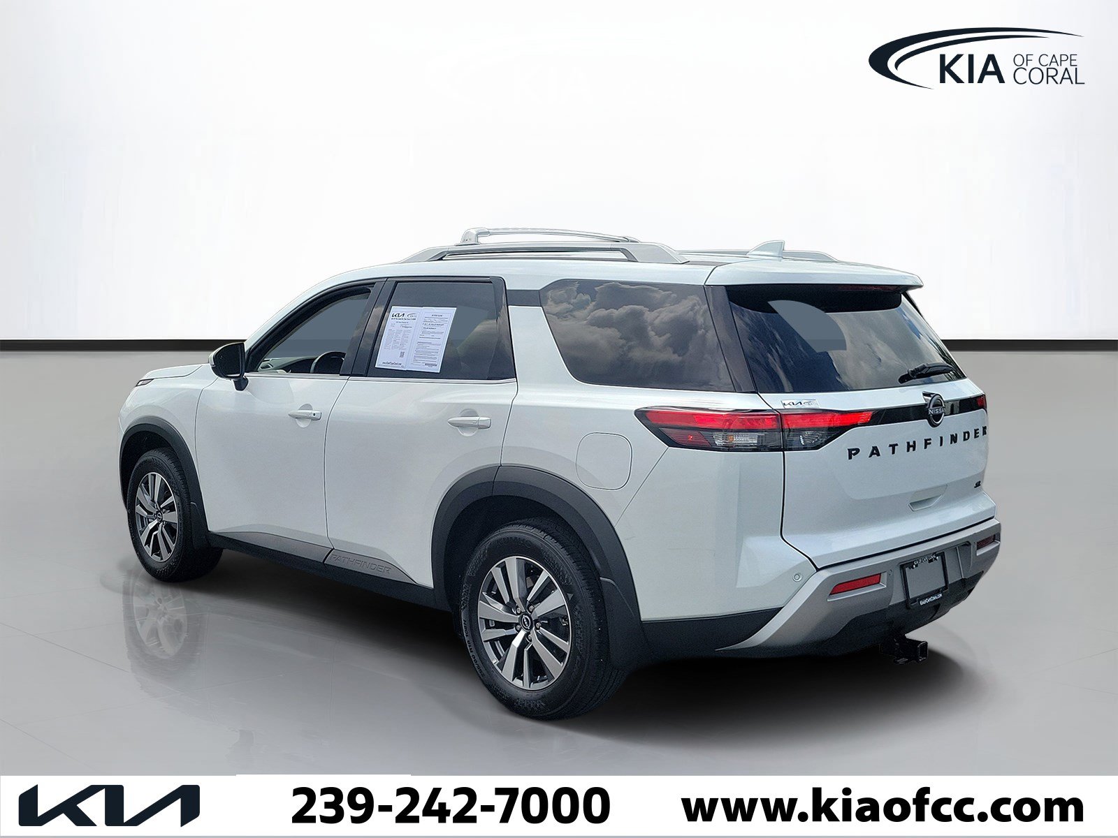 Used 2025 Nissan Pathfinder SL w/ Black Appearance Package FWD image 4