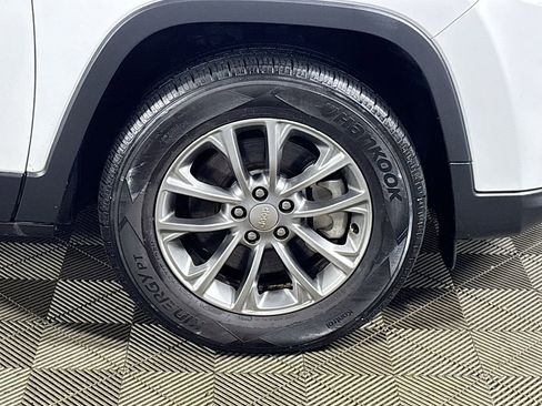 Used 2019 Jeep Cherokee Latitude Plus w/ Comfort/Convenience Group image 22