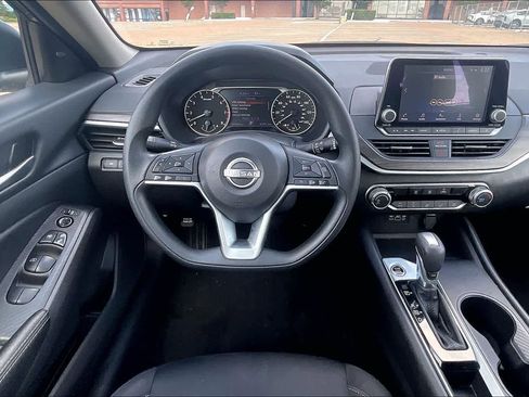 Used 2025 Nissan Altima 2.5 SV FWD image 12