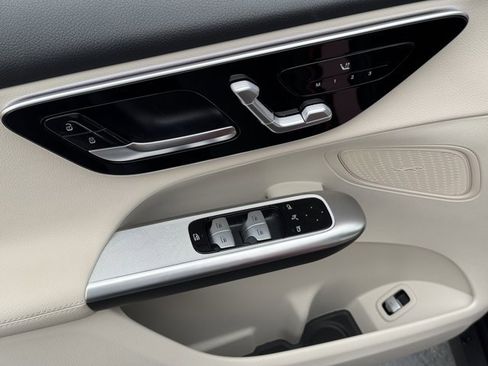 Used 2025 Mercedes-Benz GLC 300 image 19