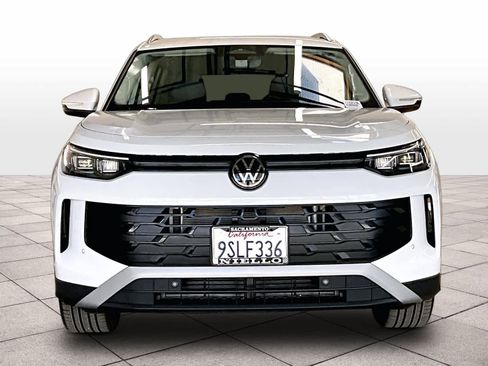 Used 2025 Volkswagen Tiguan SE image 3