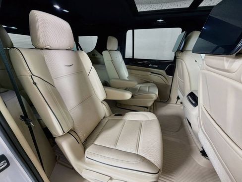 Used 2021 Cadillac Escalade ESV Premium Luxury w/ LPO, Illumination Package AWD/4WD image 27