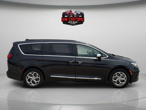 Used 2023 Chrysler Pacifica Limited FWD image 8