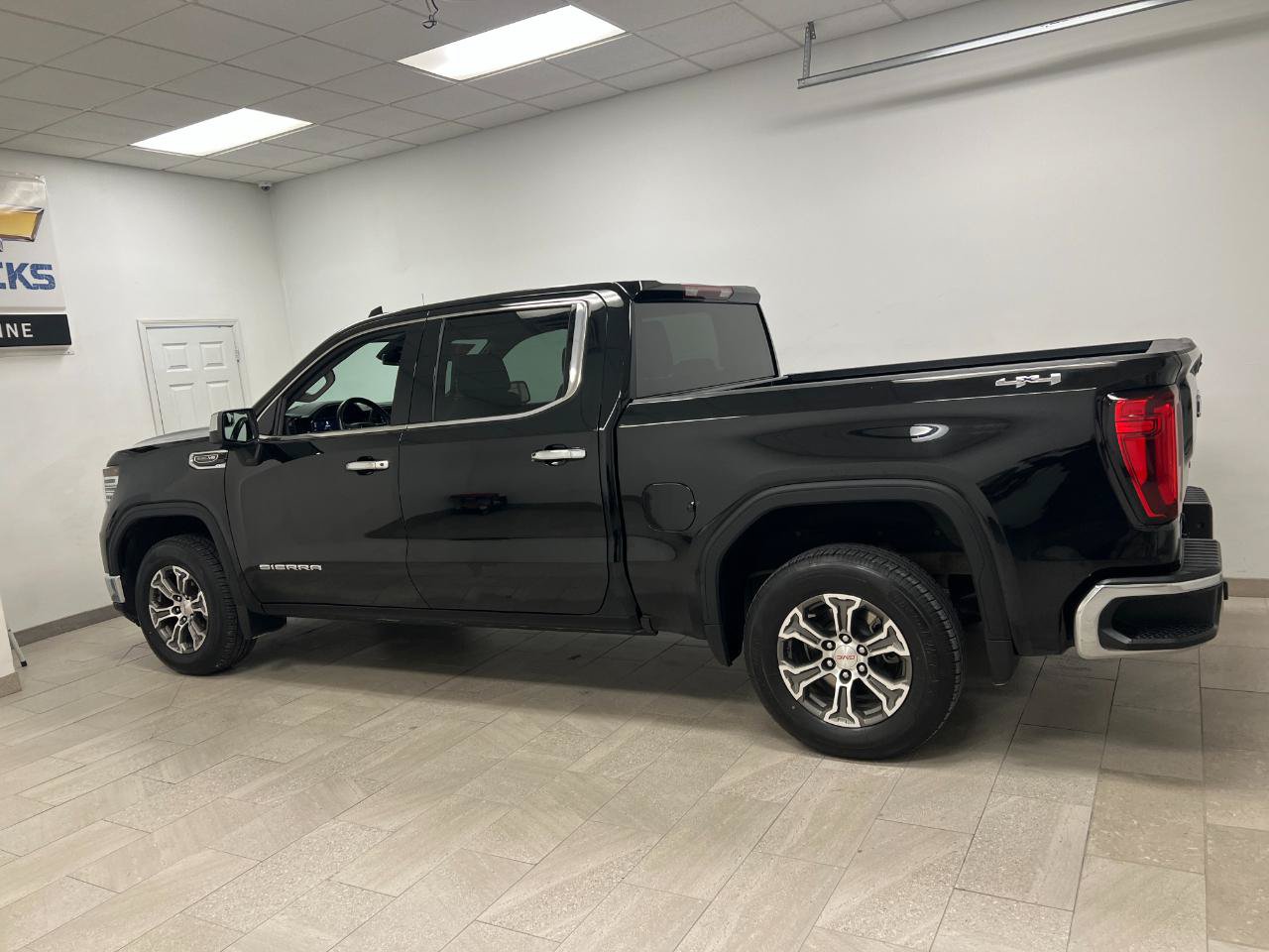 Used 2025 GMC Sierra 1500 SLT AWD/4WD image 10