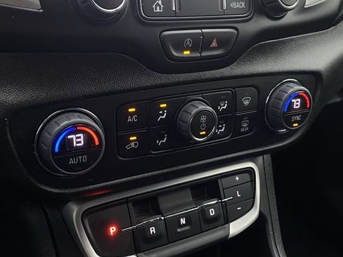 Used 2024 GMC Terrain SLE w/ Driver Convenience Package image 17