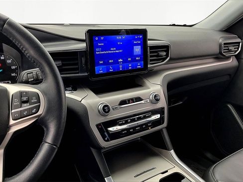 Used 2023 Ford Explorer XLT w/ Equipment Group 202A image 6