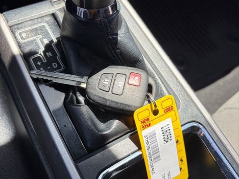 Used 2019 Toyota Tacoma SR5 RWD image 13