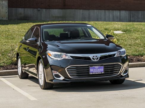 Used 2015 Toyota Avalon XLE Premium FWD image 2