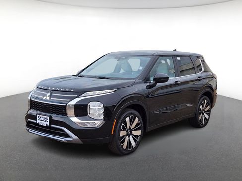 New 2025 Mitsubishi Outlander SE image 2