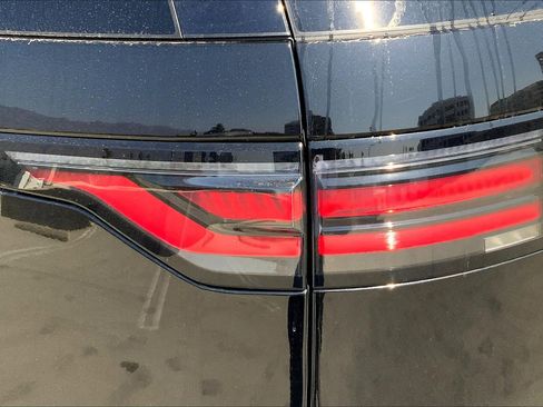 New 2025 Land Rover Discovery Dynamic SE image 5