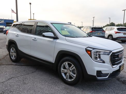 Used 2024 GMC Terrain SLE image 3