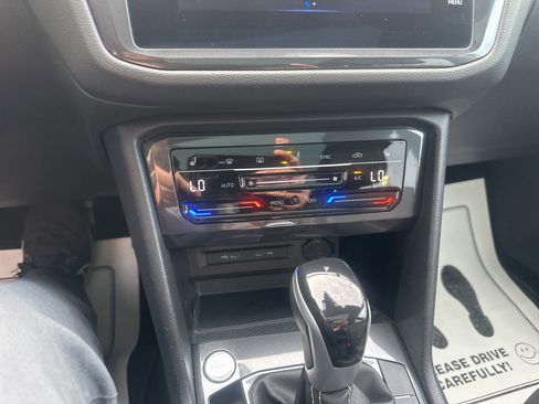 Used 2023 Volkswagen Tiguan SE w/ Panoramic Sunroof Package image 30