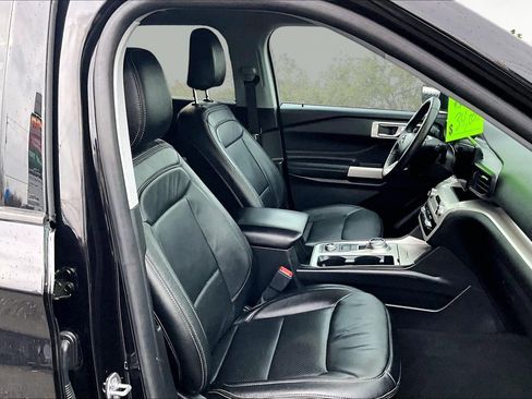 Used 2024 Ford Explorer XLT image 7