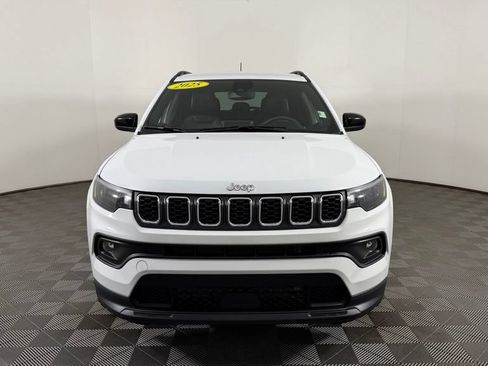 Used 2025 Jeep Compass Latitude AWD/4WD image 2