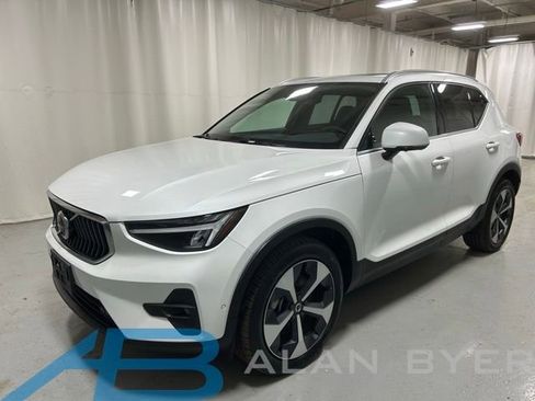 Used 2025 Volvo XC40 B5 Plus image 1