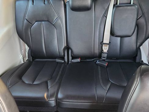 Used 2023 Chrysler Pacifica Touring-L FWD image 11