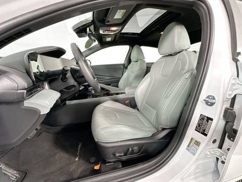 Used 2025 Hyundai Elantra Limited FWD image 4