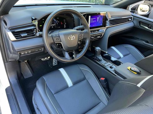 Used 2025 Toyota Camry SE image 3