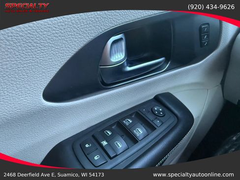 Used 2022 Chrysler Pacifica Touring-L image 35