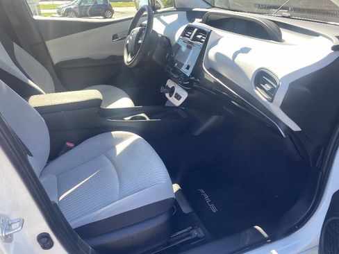 Used 2016 Toyota Prius Two image 9