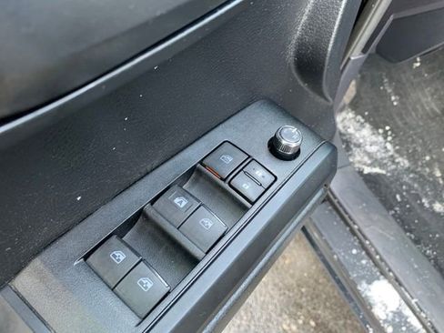 Used 2017 Toyota Tacoma SR image 12