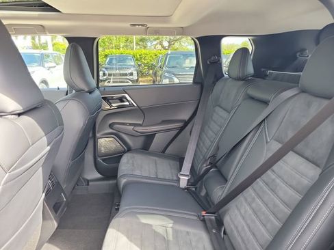 New 2025 Mitsubishi Outlander SE image 13