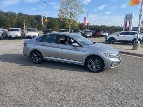 Used 2024 Volkswagen Jetta SE image 1