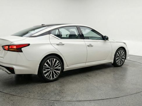 Used 2025 Nissan Altima 2.5 SV image 9