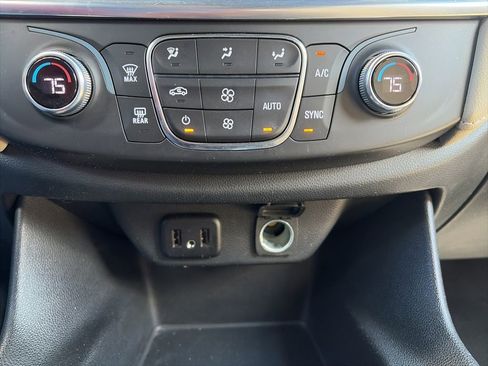 Used 2022 Chevrolet Traverse LS FWD image 28