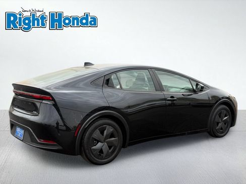 Used 2025 Toyota Prius LE FWD image 8