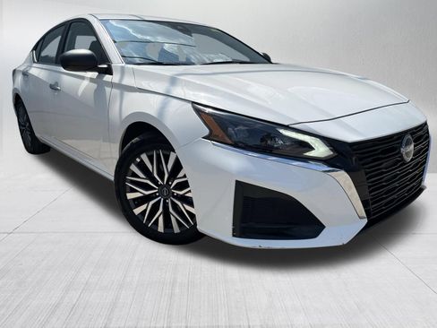 Used 2025 Nissan Altima 2.5 SV FWD image 3